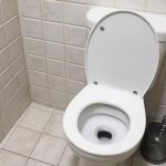 Tanpa Disangka, Kencing Saat Mandi Bisa Picu Dampak Ini