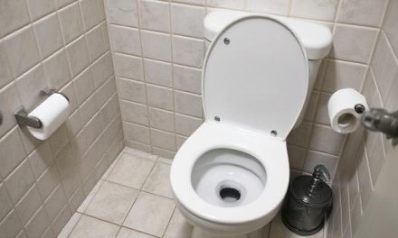 Tanpa Disangka, Kencing Saat Mandi Bisa Picu Dampak Ini