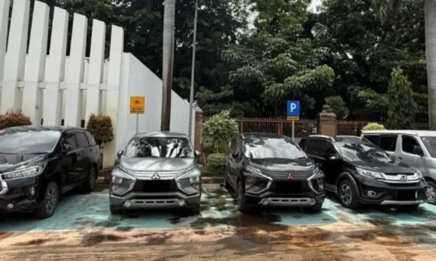 Bongkar Korupsi Importasi, KPK Ambil 5 Mobil Di Kantor Bea Cukai