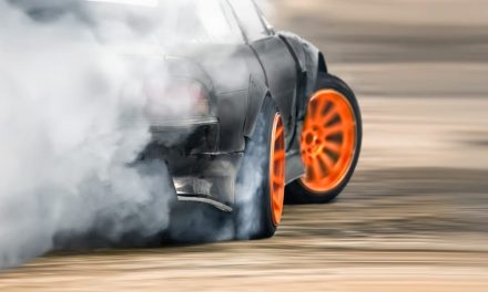 Drifting Seni Mengendalikan Ragam Mobil Di Ambang Slip Aspal
